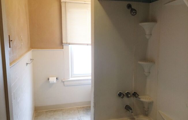 2 beds, 1 bath, $1,195, Unit 2