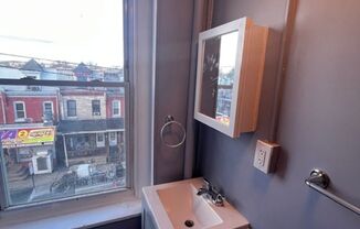 1 bed, 1 bath, $900, Unit 3 -Apt.C