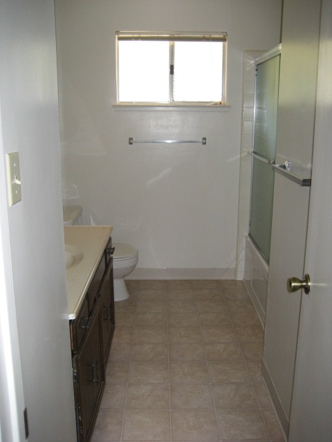 3 beds, 2 baths, $2,775, Unit 303