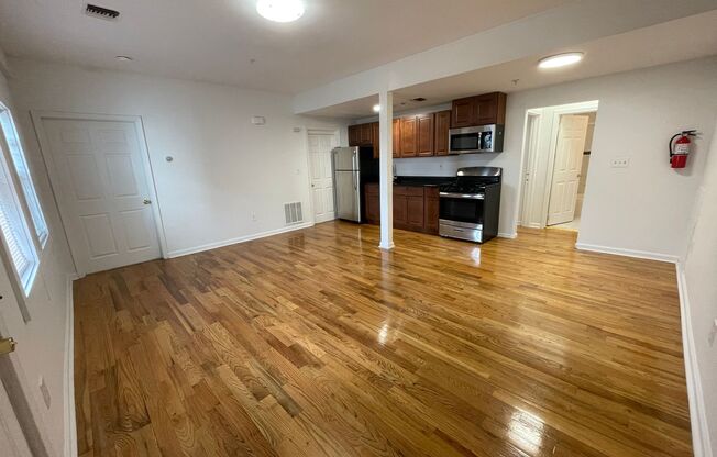 2 beds, 1 bath, $2,700, Unit 203