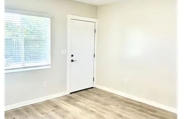 613 S Prairie Avenue