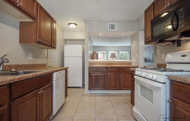 2 beds, 1 bath, $850, Unit 409D-MADISON PARK APARTMENTS