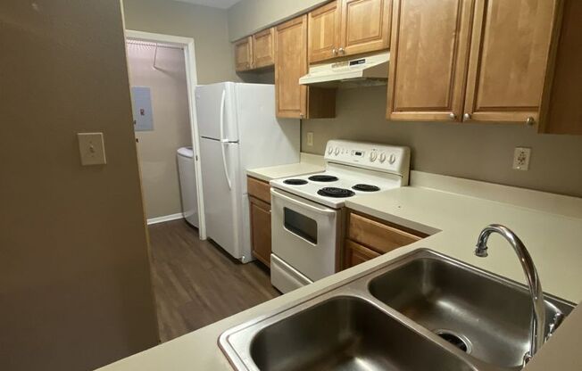 2 BED 2 BATH MOVE IN NOW!! TOP FLOOR $1,400 per month