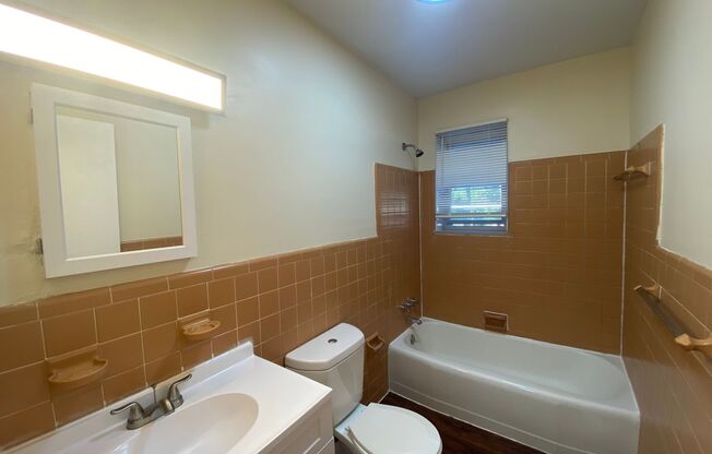 1 bed, 1 bath, 601 sqft, $1,050, Unit D02
