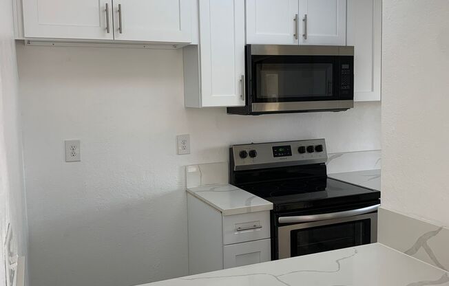 2 beds, 1 bath, 876 sqft, $2,595, Unit C210