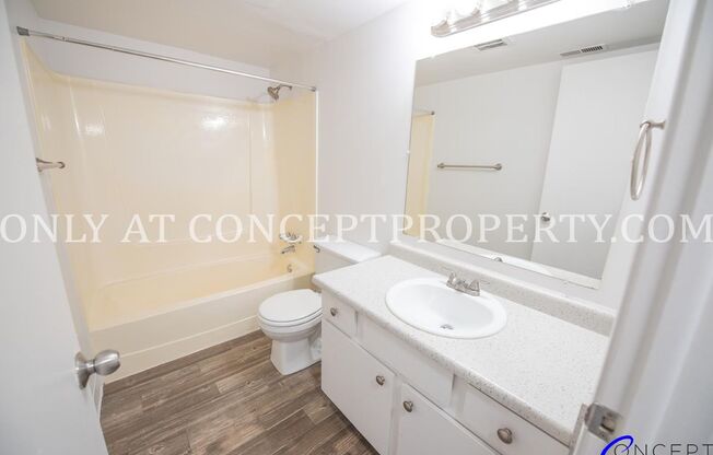 2 beds, 1 bath, 920 sqft, $1,249, Unit 32