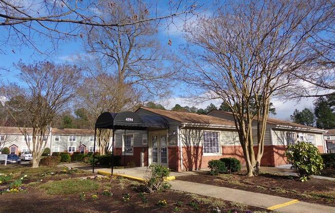 Courtyard With Garden at Ridgewood Club Apartments, Virginia Beach, Virginia