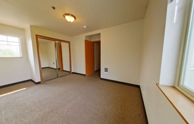 4 beds, 2 baths, $3,200, Unit 14