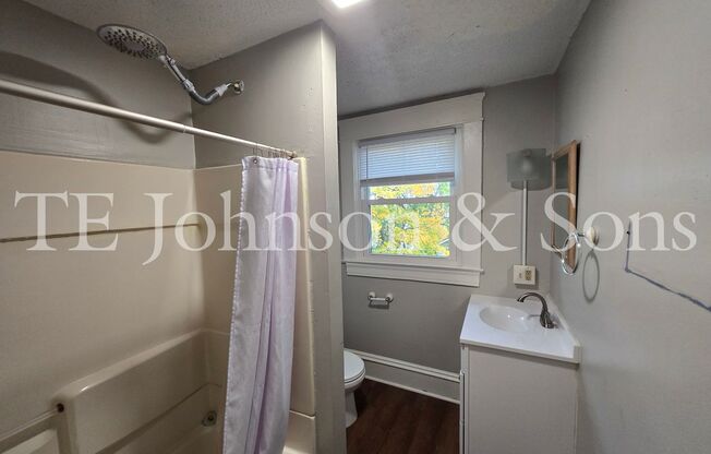 2 beds, 1 bath, $1,600, Unit 617 Green St B