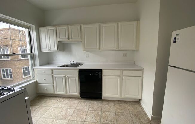 1 bed, 1 bath, 572 sqft, $1,510, Unit Old King Edward 86