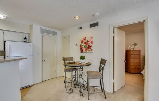 1 bed, 1 bath, 700 sqft, $930, Unit 913