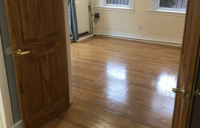2 beds, 1 bath, $3,100, Unit 1A
