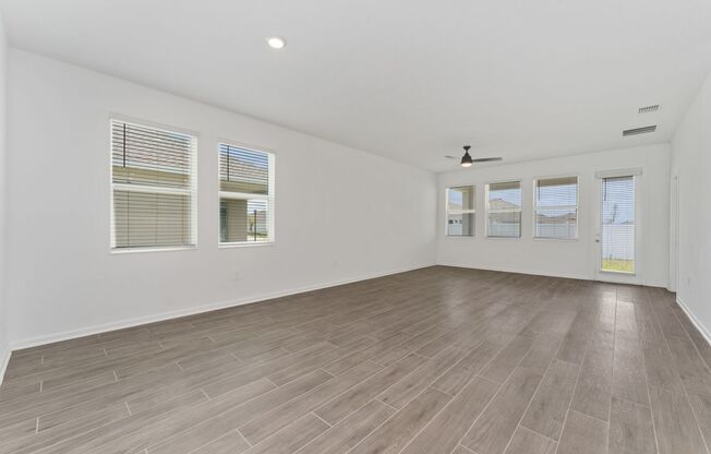4 beds, 2 baths, $2,600, Unit Knightsbridge