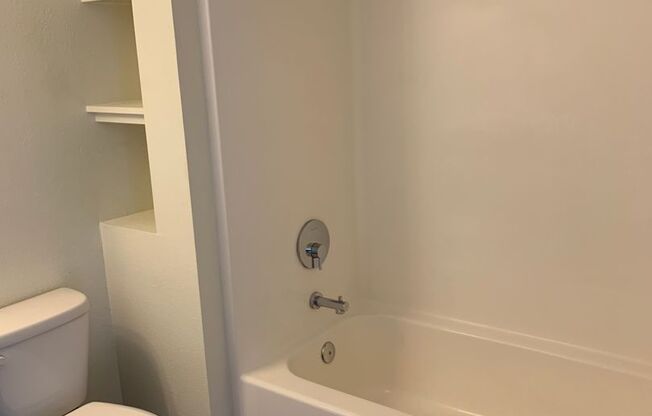 Studio, 1 bath, 581 sqft, $1,400, Unit 111