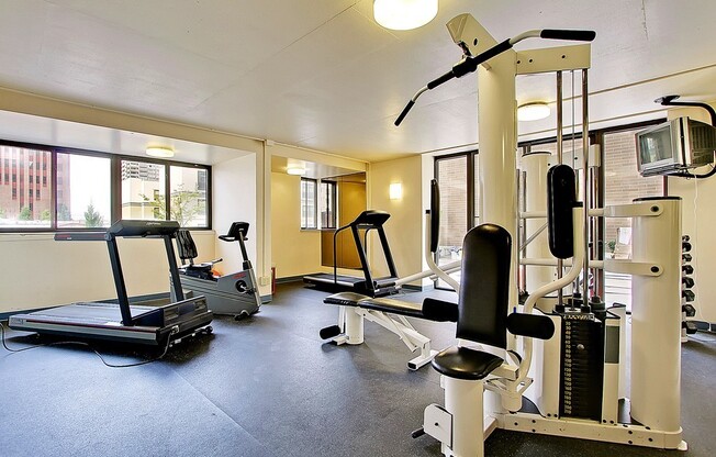 Beautiful bright One Bedroom Condo With Stunning Views. 750sqft