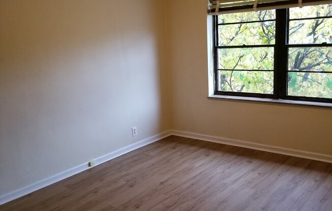 2 beds, 1 bath, $895, Unit Unit 5