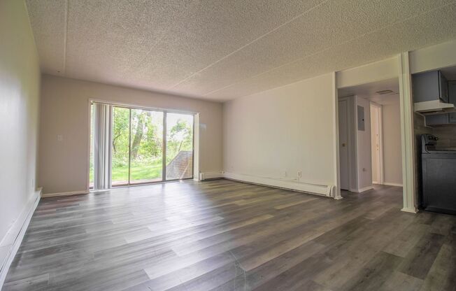 2 beds, 1 bath, $1,475, Unit 3S