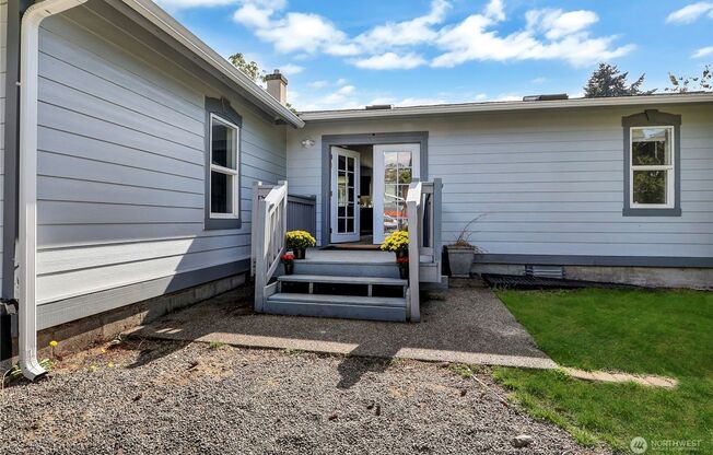 South Tacoma Beautifully Renovated 3bd 2 bath with nice yard.