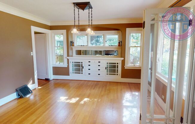 Charming 4-Bedroom Retreat with Chef's Kitchen and Cozy Fireplace in Portland!  NO SECURITY DEPOSIT WITH RHINO.