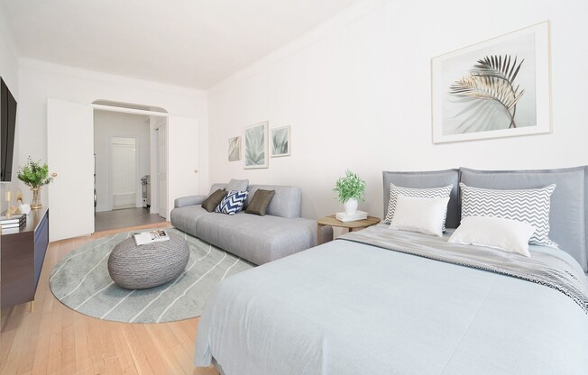 338 E 53 ST
