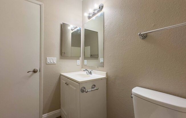 2 beds, 1 bath, $1,975, Unit 4968-08