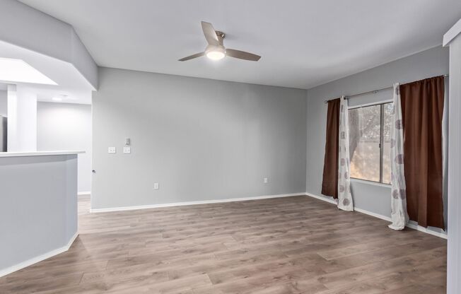 Move In Ready Condo In Phoenix! Excellent location!