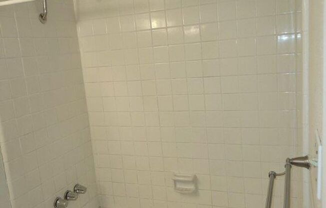 LOS BLANCOS-ALL UTILITES INCLUDED!!