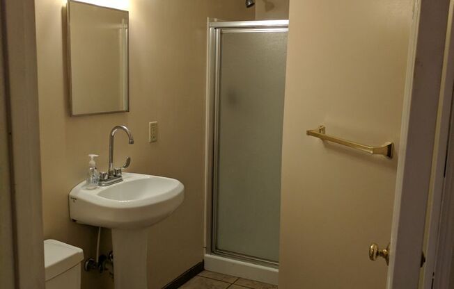 3 beds, 1 bath, $1,950, Unit 3