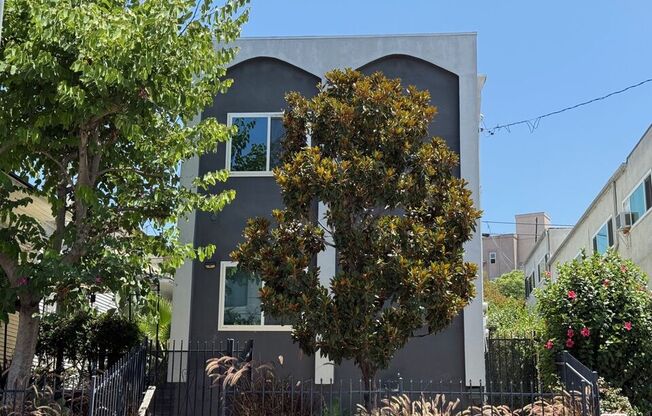 648 N GRAND AVE