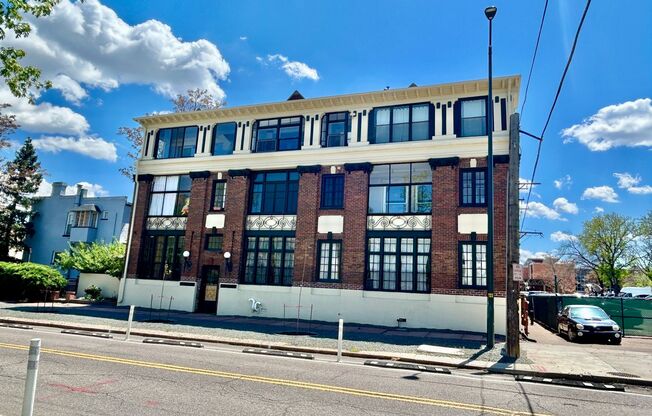 Charming Historic Condo in the Heart of Uptown Denver / BEAUTIFULLY REMODELED