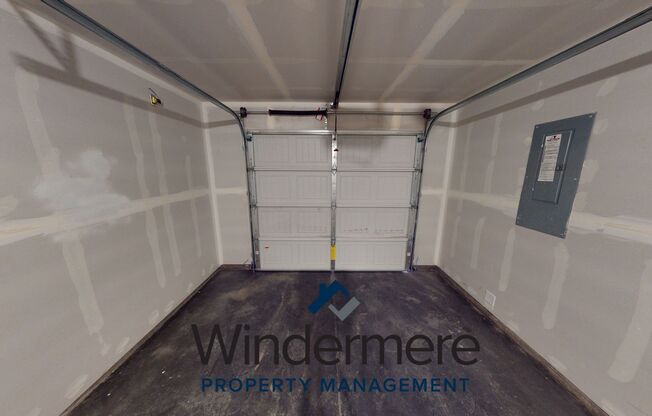 2 beds, 1 bath, 880 sqft, $1,695, Unit 327 People's