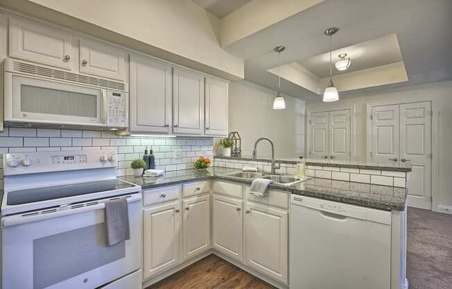 Large Apartment Kitchen | Mechanicsburg Apartments | Graham Hill Apartments in Mechanicsburg