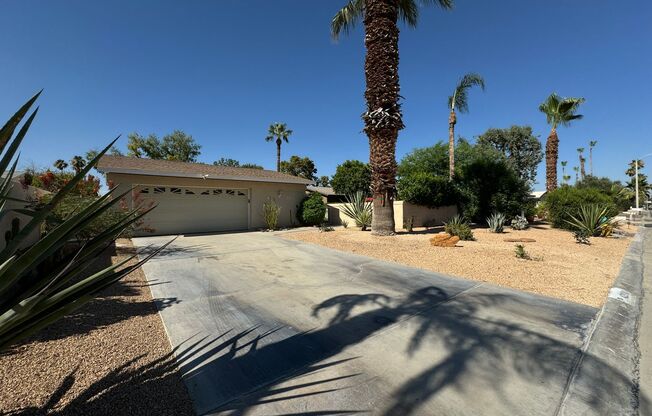 AVAILABLE NOW!! BEAUTIFUL 3 Bed / 2 Bath Home in Palm Desert!!