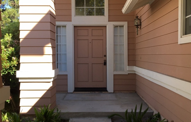 4BA / 2.5 BA SINGLE FAMILY HOME IN EASTLAKE GREENS