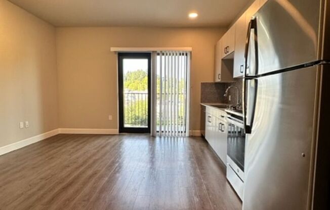 Studio, 1 bath, 327 sqft, $1,570, Unit 4th #304