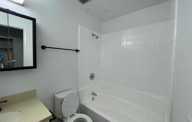 2 beds, 2 baths, 997 sqft, $2,600, Unit 090