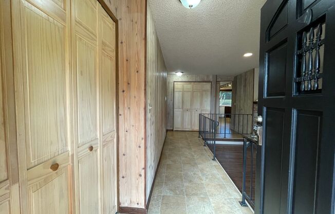 Tigard 3 Bed 2 Bath Ranch House - Central A/C, Bonus Great Room, Laminate Flooring and More!