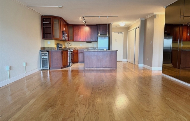 1 bed, 1 bath, 879 sqft, $3,250, Unit 7J