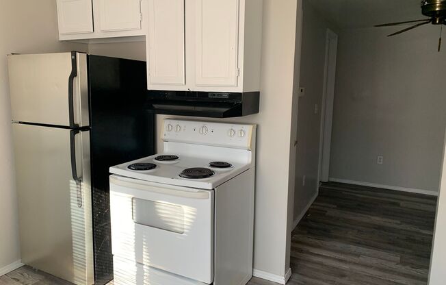 $775 - 2 bedroom/ 1 bathroom - 2 bed home with a fenced in yard!