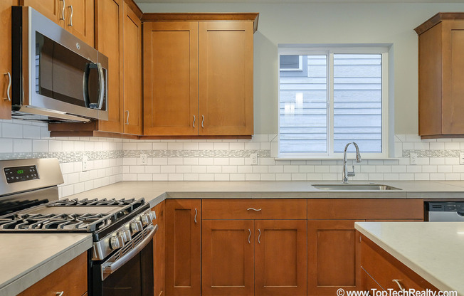 Stunning Modern 3 BD* 2.5 BA* 2 Level Detached Home Near Nike - Perfect for Commuter + private backyard!