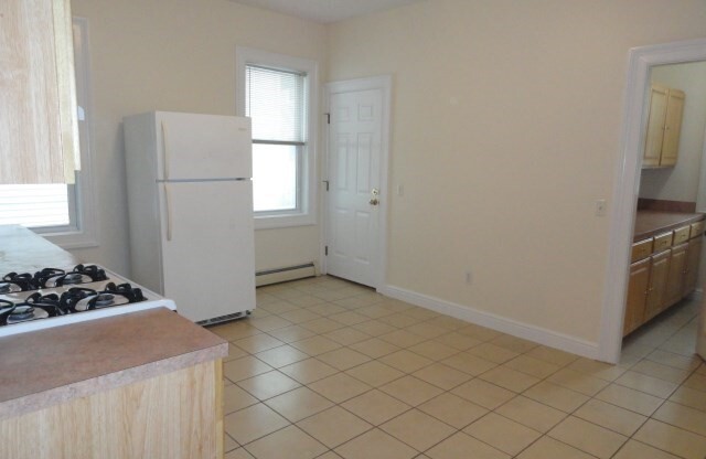 3 beds, 1 bath, 1,400 sqft, $2,800, Unit 1