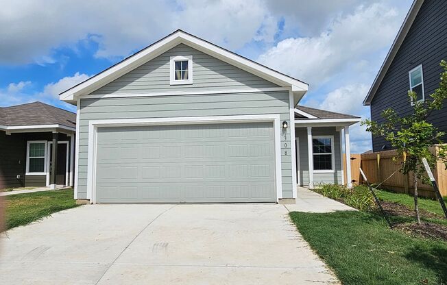 Charming 3 Bed / 2 Bath Home in Bastrop Grove!