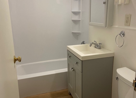 Studio, 1 bath, 380 sqft, $1,600, Unit 114