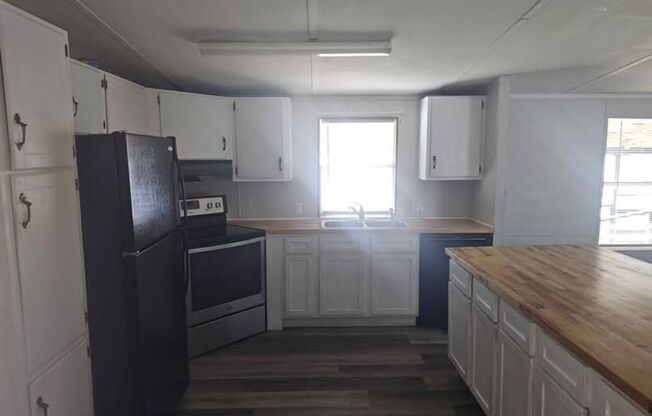 3/2 Mobile Home with fenced yard