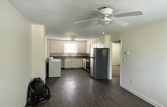 2 beds, 1 bath, 800 sqft, $900, Unit B