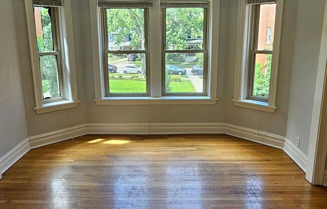 Beautiful Vintage Apartments Near NorthShore Evanston Hospital