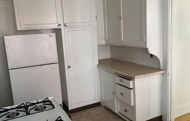 2 beds, 1 bath, 1,400 sqft, $995