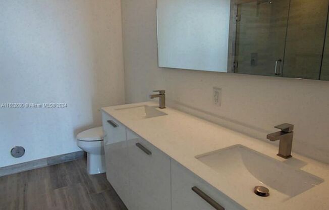 2 beds, 2 baths, 997 sqft, $4,990, Unit 1300 Brickell Bay Dr # 26-03