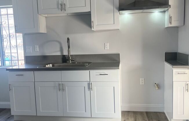 1 bed, 1 bath, $2,000, Unit 06