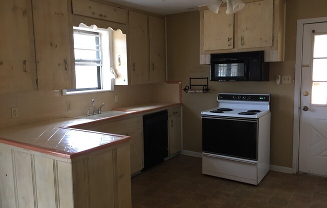 3/2 with carport fenced yard pet friendly